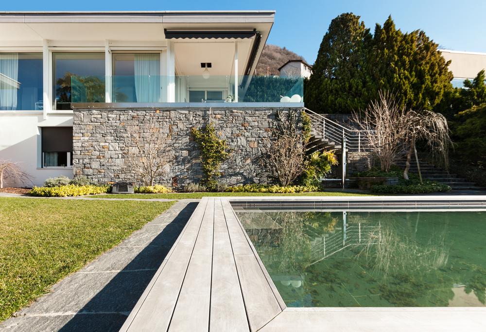 Piscina rústica con madera y gres