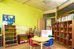 Salón de juegos ecléctico con paredes amarillas