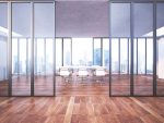 Oficina minimalista con ventanales