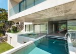 Piscina cuadrada con tarima de madera
