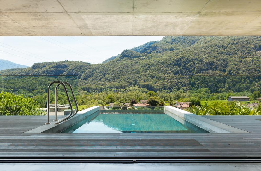 Piscina moderna con escalera metálica