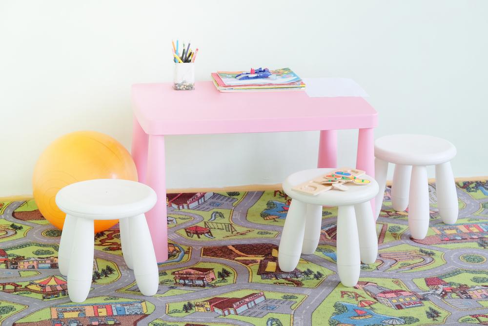 Salón de juegos ecléctico con mesa de plástico