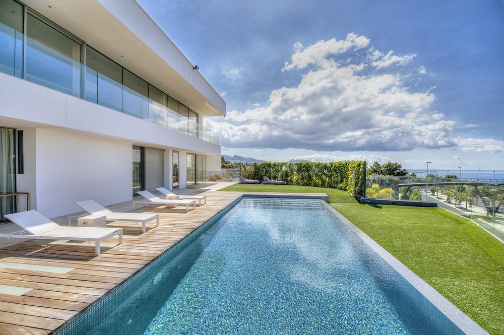 Piscina mediterránea con azulejos azules