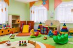 Salón de juegos moderno con cortinas de colores