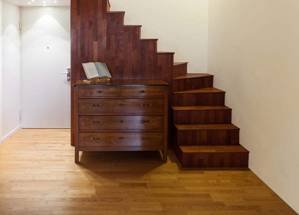 Recibidor clásico con cómoda de madera