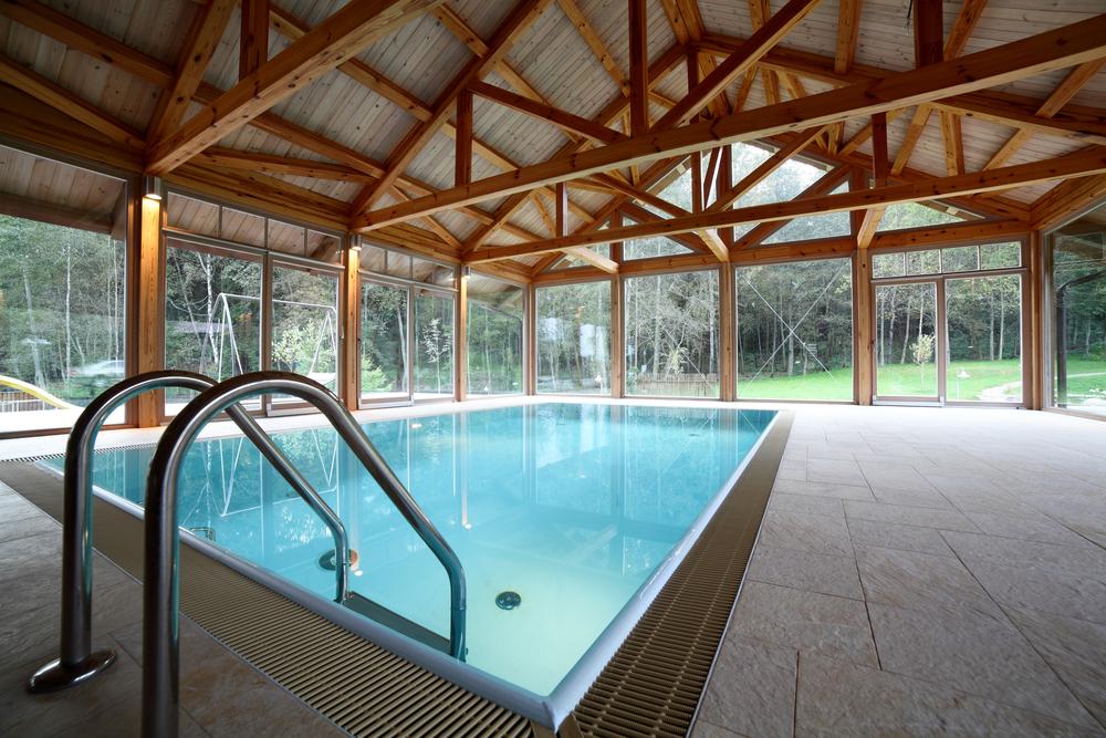 Piscina cubierta de estilo nórdico