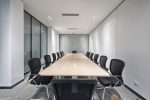 Sala de reuniones con mesa rectangular