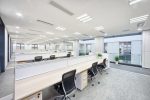 Oficina minimalista con suelo gris