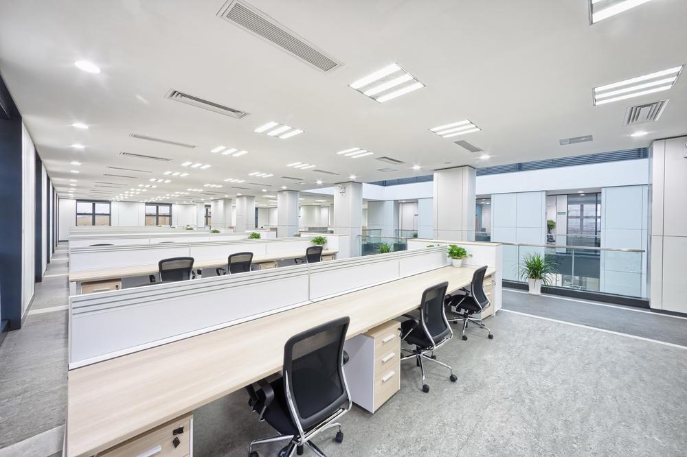 Oficina minimalista con suelo gris