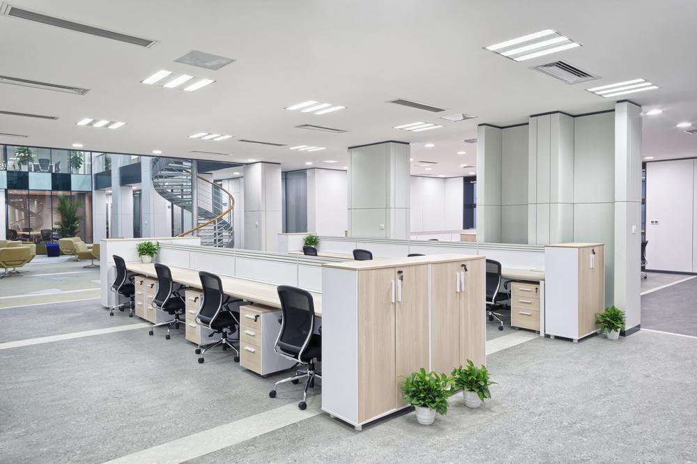 Oficina moderna con sofás en zona de recepción