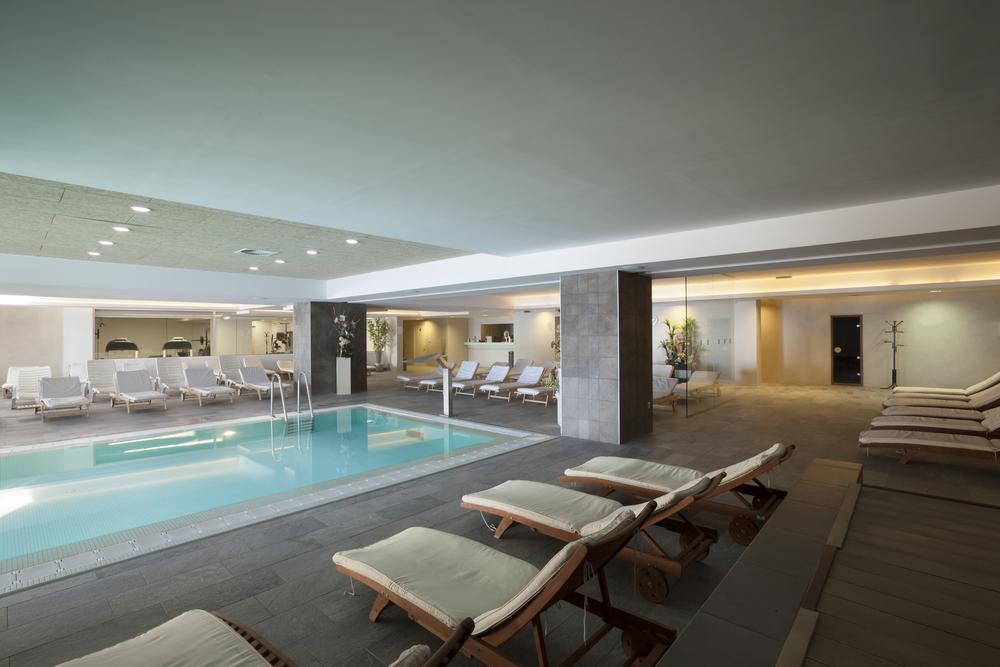 Piscina cubierta de estilo moderno