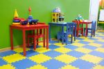Salón de juegos moderno con suelo de goma eva