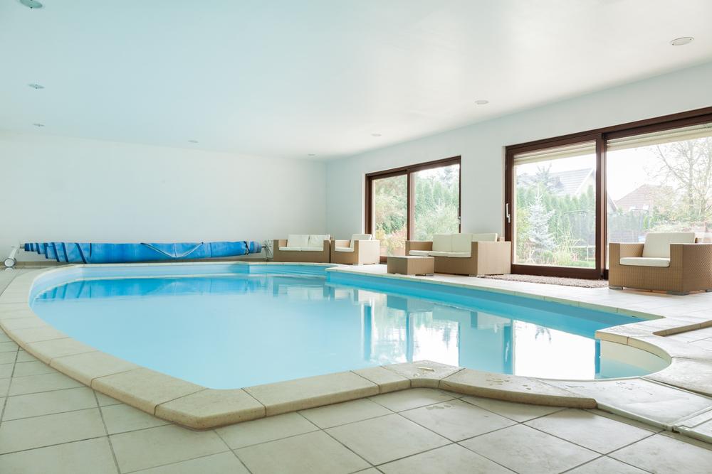 Piscina cubierta con forma ovalada
