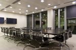 Sala de reuniones moderna con focos empotrados