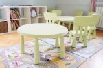 Salón de juegos ecléctico con paredes azules