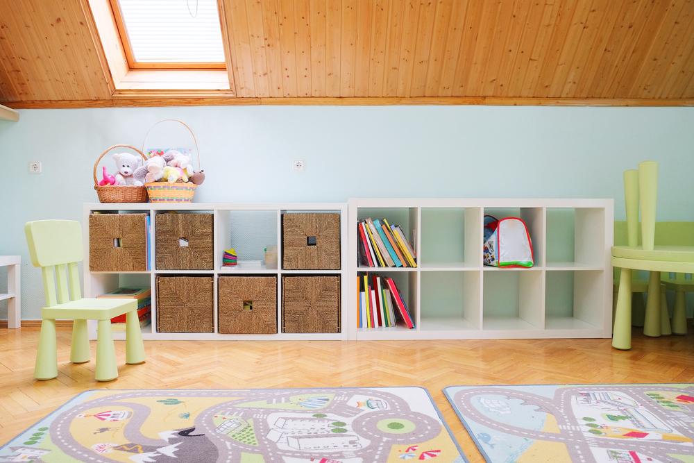 Salón de juegos de inspiración nórdica con parquet