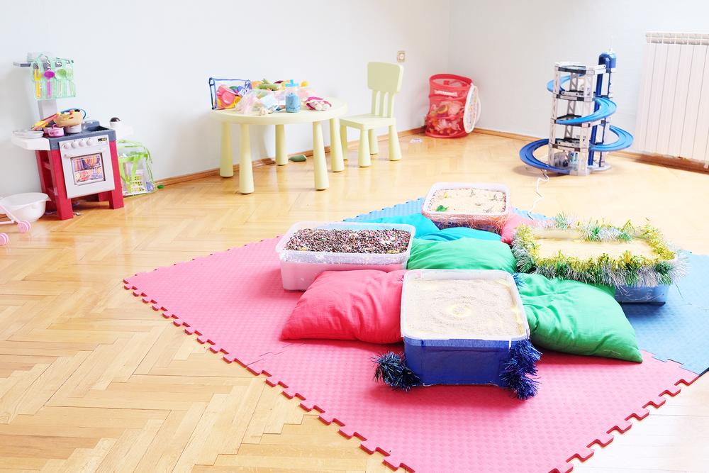 Salón de juegos moderno con alfombra de goma eva