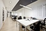 Oficina minimalista con tarima de madera