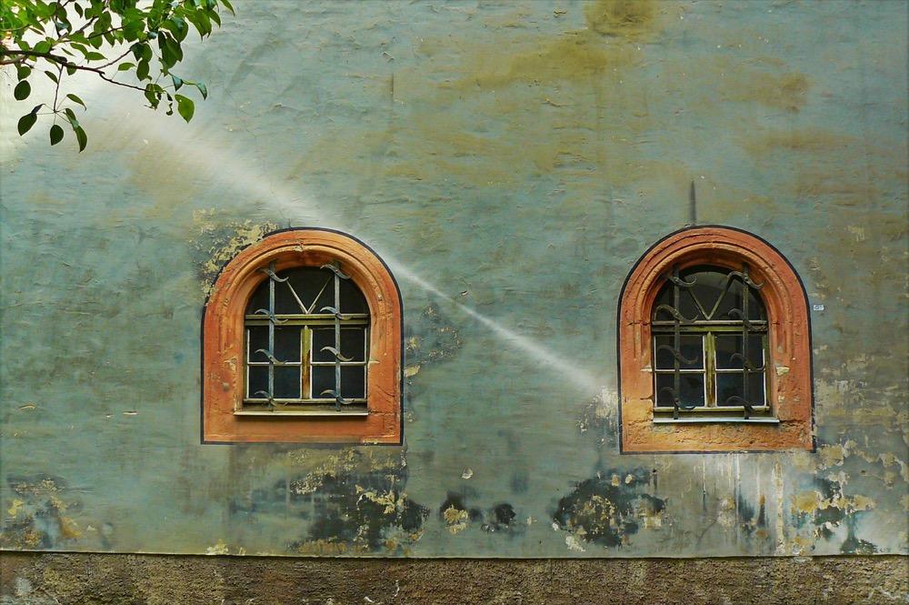 Fachada clásica en azul y naranja